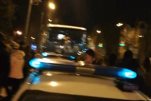 Полицията във Варна задържа протестиращи в опит да възпрепятства тръгването
