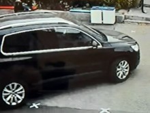 Перничанка влезе с колата си в училищен двор, мина и през стълби