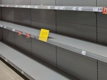 Снимка взриви социалните мрежи: Рафтовете в тези хранителни магазини са празни