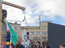 Мрежата: Протестиращите на жълтите павета обесиха... маска!