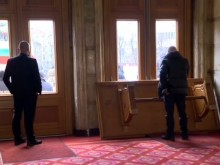 НСО барикадира входовете на парламента отвътре с маси