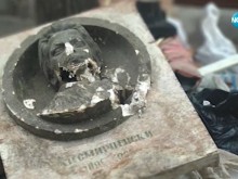 Модел на барелеф на Христо Смирненски захвърлен до кофи за боклук