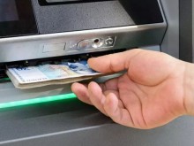 При теглене от банкомат вече ще ни вземат процент от сумата, а не фиксирана такса