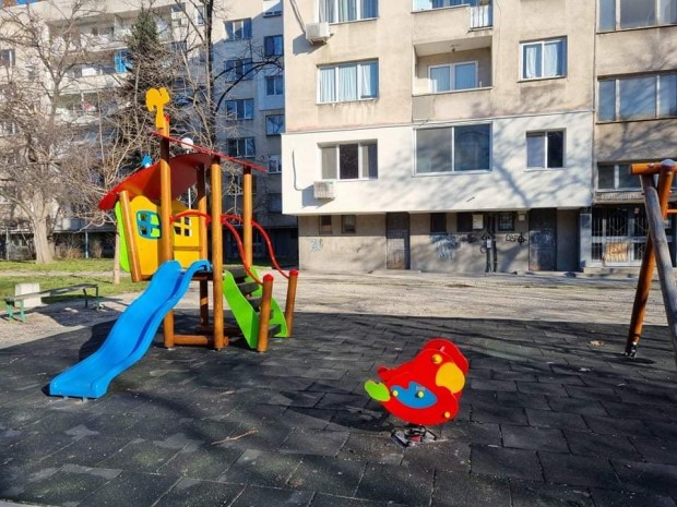 Изцяло обновени са две от детските площадки в район Западен