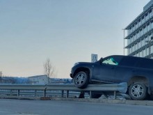 Джип "кацна" на мантинела в столичен квартал