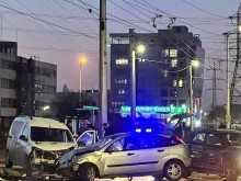 Истинско меле: Три автомобила се удариха в столичен квартал