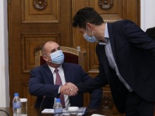 Карантината за Петков и Радев приключва днес при отрицателен PCR тест