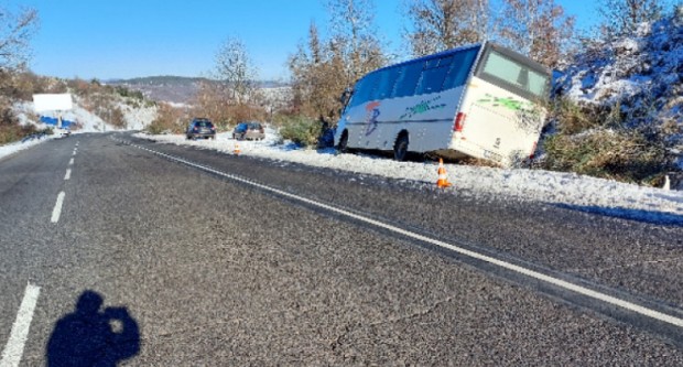 Автобус с 20 учителки пропадна в крайпътна канавка край Кърджали.