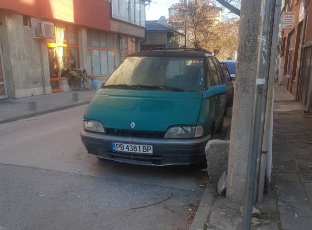 Читател на Plovdiv24 bg сигнализира за изоставен автомобил който пречи на