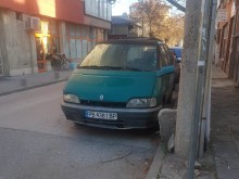Този, изоставен от години, автомобил в Пловдив създава предпоставка за ПТП