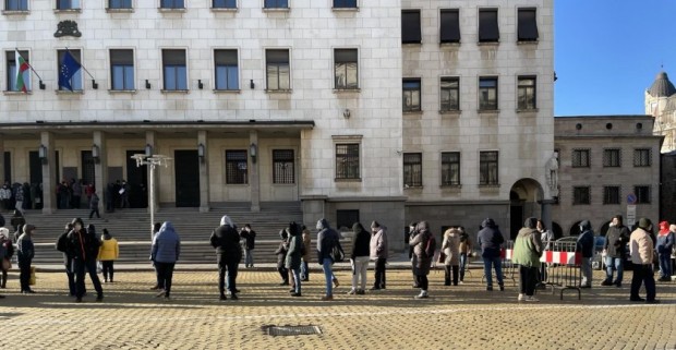 Огромна опашка се е образувала пред сградата на Българската народна