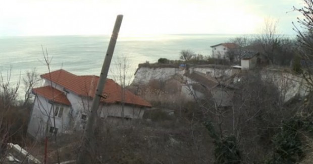 Участък от панорамния път Балчик – Тузлата пропада заради активизирало