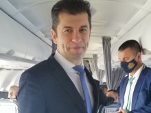 Кирил Петков не спусна перденцата в самолета за Скопие