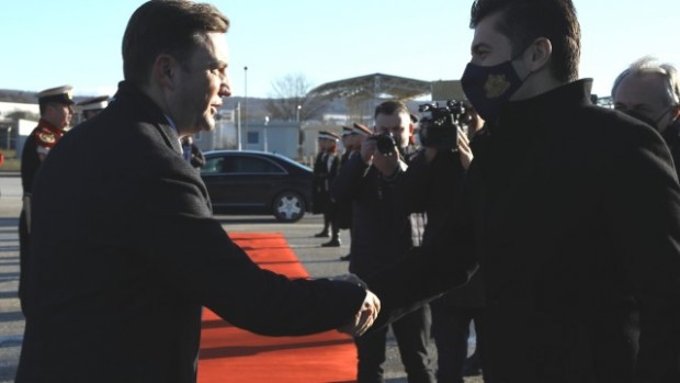 Правителствената делегация водена от министър председателя кацна на летището в Скопие   Бързи