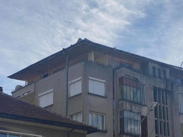 Силен вятър вдигна части от ламаринен покрив на жилищен блок в Лясковец. Няма