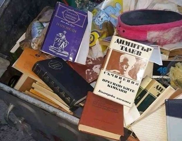 Книги изхвърлени в контейнер за отпадъци бяха заснети и публикувани