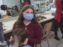 Ученици от Пловдив изработват перуки за онкоболни жени