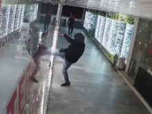 Появиха се грозни кадри как Иван и Теодор разбиват магазин в подлез