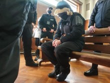 В ареста остава единият от заподозрените за убийството в Русе - появи се в съда, маскиран като мечка