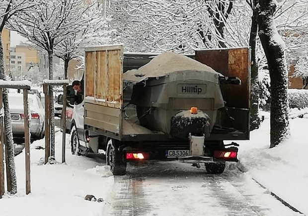 Снегопочистваща машина се качи на тротоара непосредствено до Община Искър