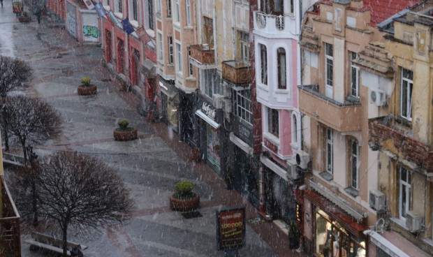 Сняг вече вали и в Пловдив. По този начин започнаха