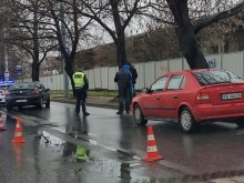 Млада жена е блъсната от кола в Пловдив след пресичане на червено