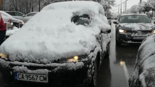 Снегът затрупа столицата но шофьорите не се научиха че трябва