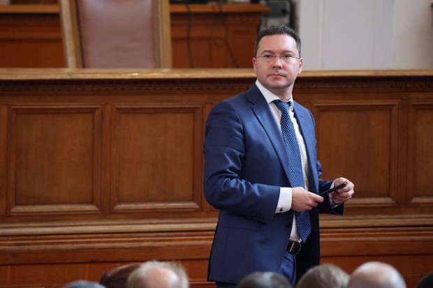 Даниел Митов към премиера: Министърът на отбраната се появява на антинатовски протести, вземете отношение