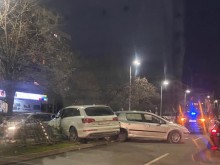 Сериозен сблъсък между две коли затрудни движението по бул. "Мария Луиза"