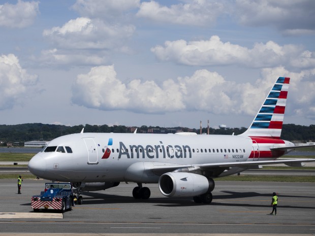 Пътнически самолет на American Airlines летящ от Маями до Лондон