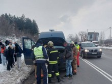По време на инспекция екип на ЕЦТП спаси млади туристи от горящ бус