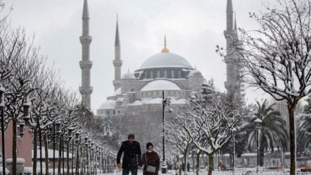 Необичайно студено време скова Истанбул градът се покри в бяло През