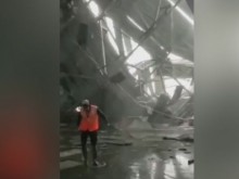 Част от покрива на летището в Истанбул се срути под тежестта на снега