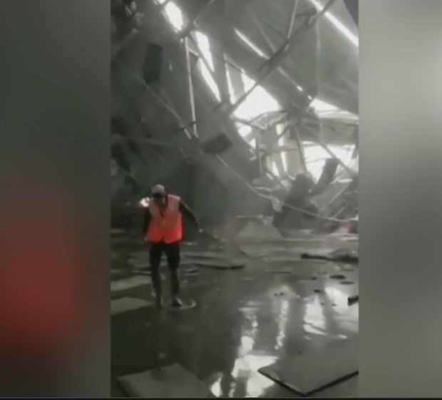 Покривът на склад на летището в Истанбул се срути под