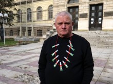 Зевзекът Росен Марков изпрати уникален подарък на Корнелия Нинова