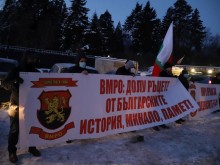 ВМРО на протест пред сградата на БНТ заради неизлъчения филм "Само защото бяха българи"