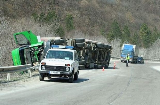Тежкотоварен камион е катастрофирал в прохода Боаза край Търговище, на