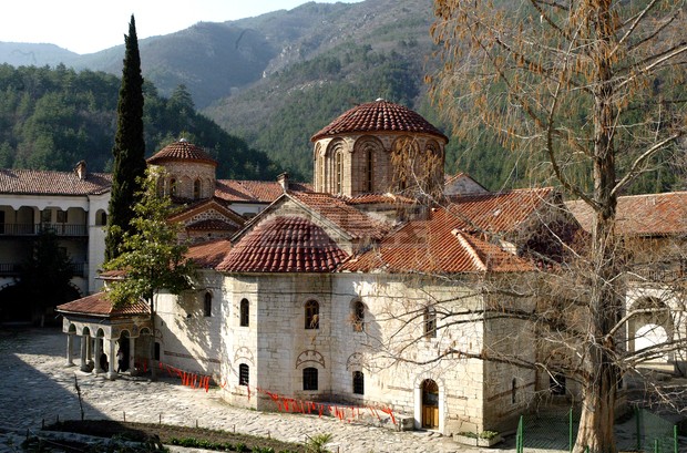 Големи сметки за ток получиха най големите манастири в страната  Бачковският манастир за