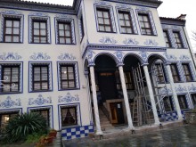 Фасадата на една от най-впечатляващите къщи в Стария град грейна в оригиналния си вид
