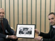 Румен Радев разговаря с председателя на организацията на евреите в България "Шалом"