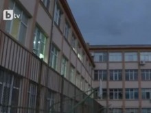 Родители скочиха в знак на защита на учителя, обвинен заради шамар