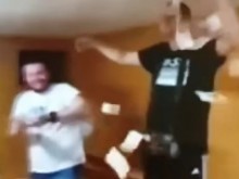 Скандален клип в мрежата: Mъже хвърлят пари и надуват чалга!