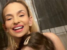 Певицата Малина показа внучката си