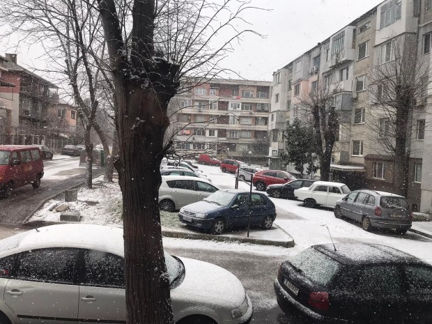 Пухкав обилен сняг заваля внезапно над Варна и вече натрупа