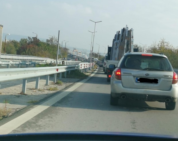 Верижна катастрофа затруднява движението на Аспарухов мост в посока Варна Четири