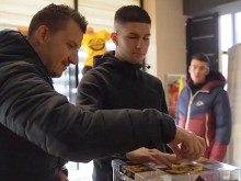 Вижте как футболистите на Ботев помогнаха за хореографията в дербито на 5 март