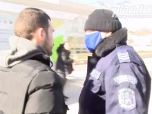 Полицаи влязоха в автобус в Пловдив, свалиха младеж без маска