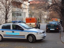Огромен къс мазилка полетя от 18-етажен блок и потроши коли