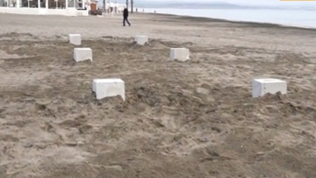 Багер и бетон на плажа в Бургас Хората са възмутени