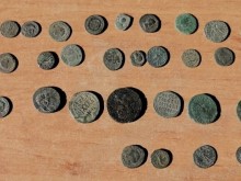 Митничари откриха старинни монети, скрити в предпазна маска за лице